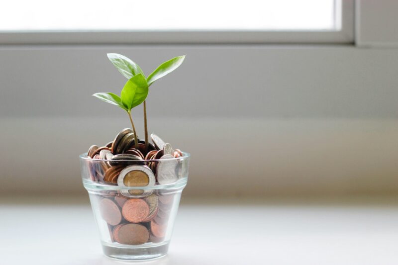 カップにお金が入っている