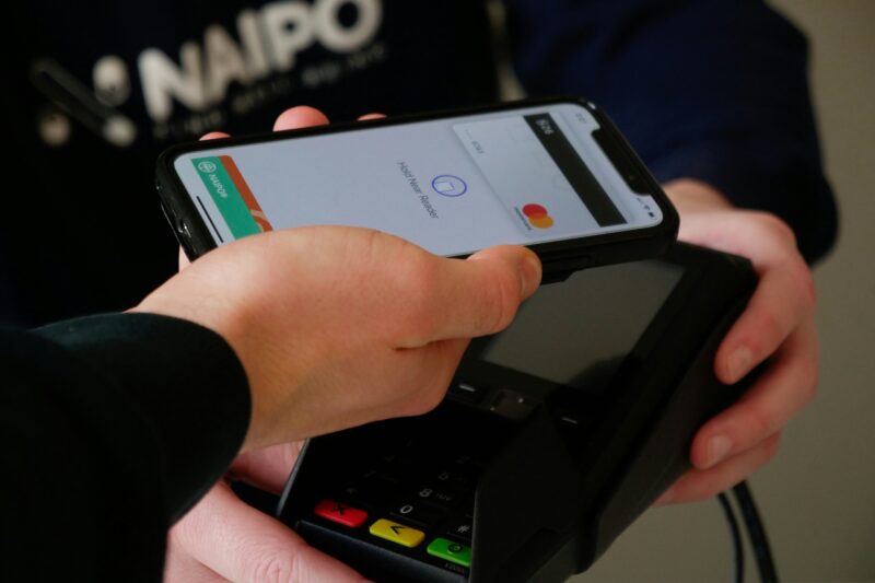 スマートフォンを持っている